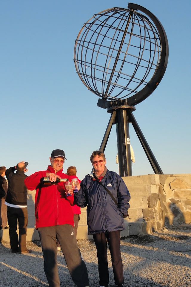 0114 Cap Nord trinquer avec le soleil de minuit
