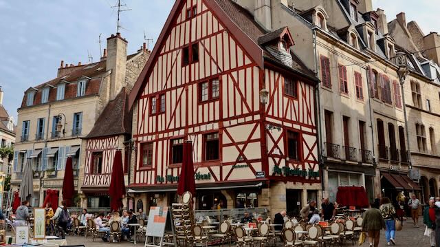 09/25 0035 La place François Rude