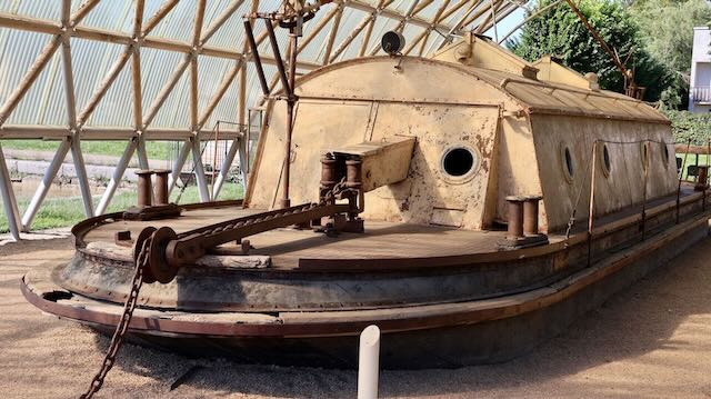 09/25 0200 un toueur (un vieux bateau tracteur)