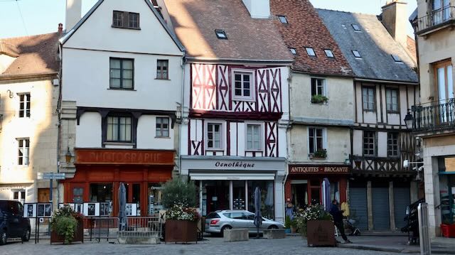 09/25 0235 Semur en Auxois place Notre Dame
