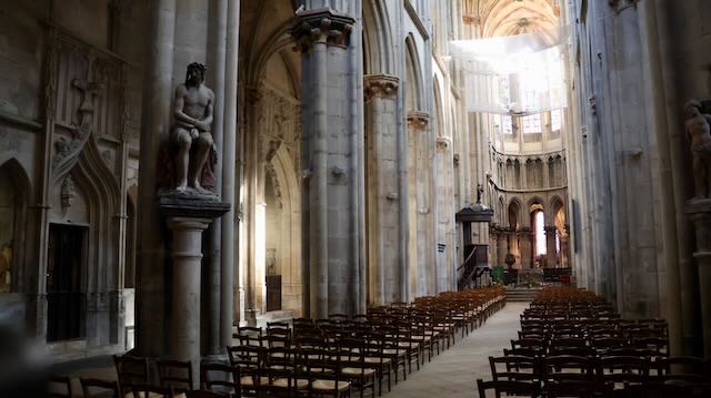 09/25 0236 Semur en Auxois place Notre Dame