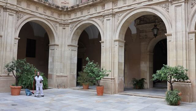 01 26 0147 palais Episcopal