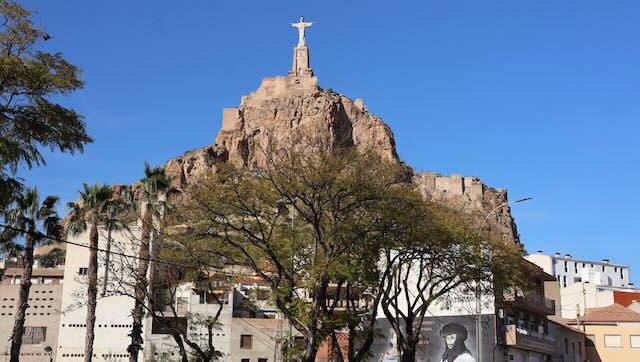 01 26 0209a statue de Jésus Christ qui couronne la colline