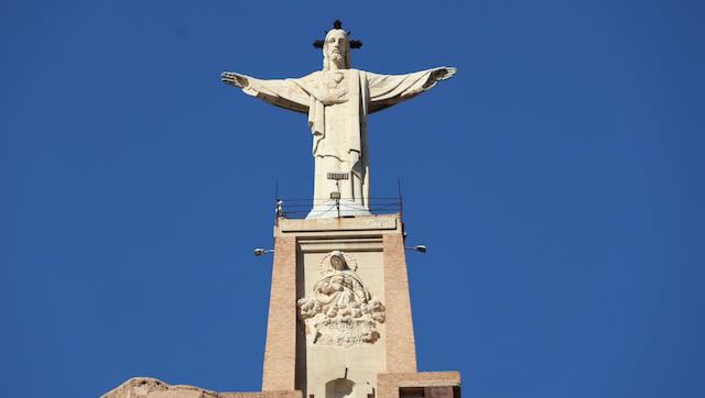 01 26 0214 statue de Jésus Christ qui couronne la colline