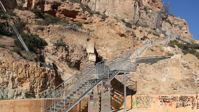 01 26 0218 statue de Jésus Christ qui couronne la colline
